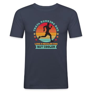 Trail Running Dad - Papa régulier, mais cooler noir B - T-shirt près du corps Homme - bleu marine - Devant - Nik (191cm)