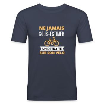 Ne jamais sous-estimer un retraité sur son vélo - T-shirt près du corps Homme - bleu marine - Devant - Nik (191cm)
