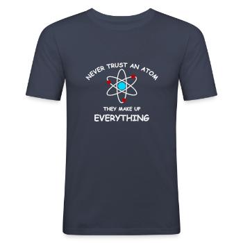 Never trust an atom - Männer Slim Fit T-Shirt - Navy - Vorne - Nik (191cm)