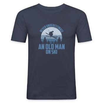 Never Underestimate An Old Man On Skis, Papa Ski - Männer Slim Fit T-Shirt - Navy - Vorne - Nik (191cm)