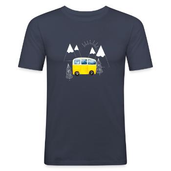Der gelbe Camping Bus in den Bergen - Männer Slim Fit T-Shirt - Navy - Vorne - Nik (191cm)