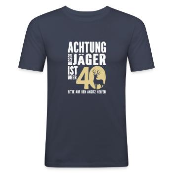 Achtung, dieser Jäger ist 40 - Männer Slim Fit T-Shirt - Navy - Vorne - Nik (191cm)