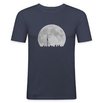 Berlin Skyline vor Mond Fernsehturm Alexanderplatz - Männer Slim Fit T-Shirt - Navy - Vorne - Nik (191cm)