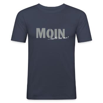 Moin läuft bei mir - Männer Slim Fit T-Shirt - Navy - Vorne - Nik (191cm)