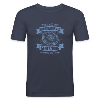 Geocacher Geschenkideen es gibt Wichtigeres - Männer Slim Fit T-Shirt - Navy - Vorne - Nik (191cm)