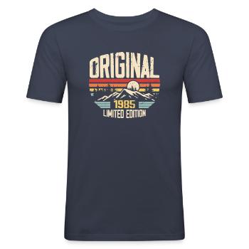 Nostalgisch 1985 Geburtstagsgeschenk 1985 - Männer Slim Fit T-Shirt - Navy - Vorne - Nik (191cm)