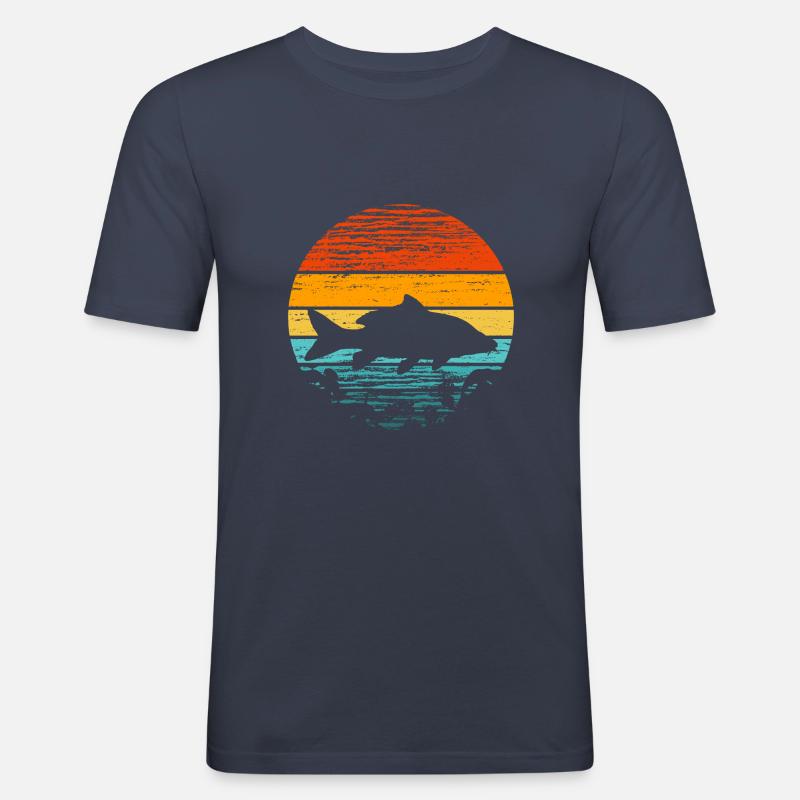 Karpfen Carp Fisch Geschenkidee - Männer Slim Fit T-Shirt - Navy