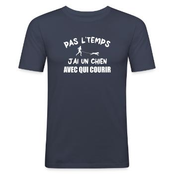 Pas l'temps j'ai un chien avec qui courir t-shirt - T-shirt près du corps Homme - bleu marine - Devant - Nik (191cm)