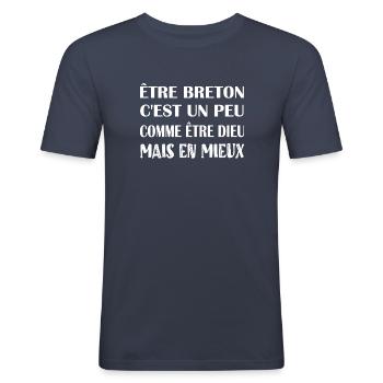 Être breton c'est un comme être dieu mais en mieux - T-shirt près du corps Homme - bleu marine - Devant - Nik (191cm)