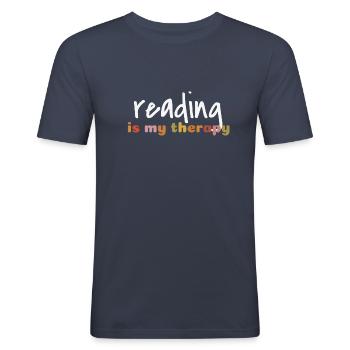 reading is my therapy - Männer Slim Fit T-Shirt - Navy - Vorne - Nik (191cm)