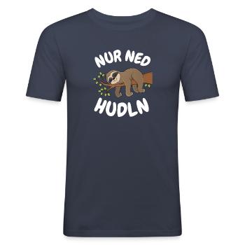 Bayern Chill out - Nur ned hudeln - Faultier - Männer Slim Fit T-Shirt - Navy - Vorne - Nik (191cm)