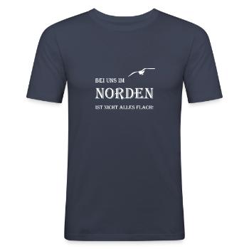 Bei uns im Norden ist nicht alles Flach - Männer Slim Fit T-Shirt - Navy - Vorne - Nik (191cm)
