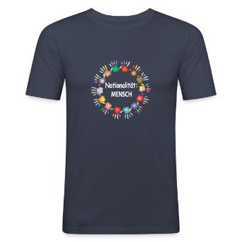 Gegen Rassismus, Nationalität Mensch - Männer Slim Fit T-Shirt - Navy - Vorne - Nik (191cm)
