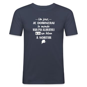 Un jour je dominerai le monde t-shirt comptable - T-shirt près du corps Homme - bleu marine - Devant - Nik (191cm)