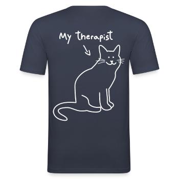 "My cat is my therapist" | Katze lustiges Shirt - Männer Slim Fit T-Shirt - Navy - Hinten - Nik (191cm)
