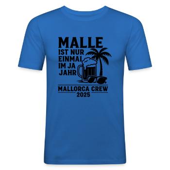 Malle ist nur einmal im Jahr – Mallorca Crew 2025 - Männer Slim Fit T-Shirt - Königsblau - Vorne - Jaron (178cm)