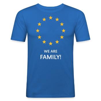 Europe – We Are Family! (Europa) - Männer Slim Fit T-Shirt - Königsblau - Vorne - Jaron (178cm)