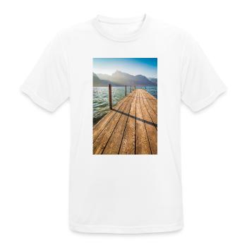 Holzsteg am Bergsee im Sonnenlicht - Männer T-Shirt atmungsaktiv - Weiß - Vorne - AI Model Male 185 dark (185cm)