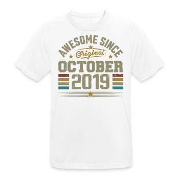 Geboren im Oktober 2019 | Geburtstag Oktober 2019 - Männer T-Shirt atmungsaktiv - Weiß - Vorne - AI Model Male 185 dark (185cm)