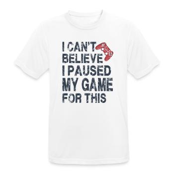 Ich kann nicht glauben, dass ich mein Spiel für dieses lustige Spiel pausiert habe - Männer T-Shirt atmungsaktiv - Weiß - Vorne - AI Model Male 185 dark (185cm)