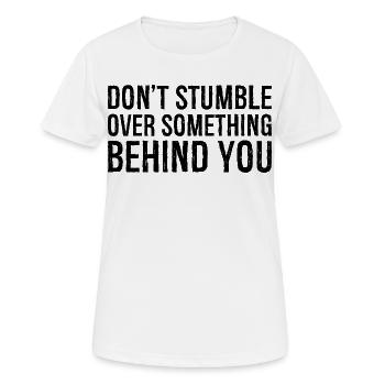 Ne trébuchez pas sur quelque chose derrière vous - T-shirt respirant Femme - blanc - Devant - AI Model Female 172 dark (172cm)