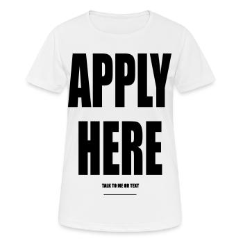 Apply Here – Wear Words - Frauen T-Shirt atmungsaktiv - Weiß - Vorne - AI Model Female 172 dark (172cm)