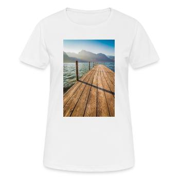 Holzsteg am Bergsee im Sonnenlicht - Frauen T-Shirt atmungsaktiv - Weiß - Vorne - AI Model Female 172 dark (172cm)