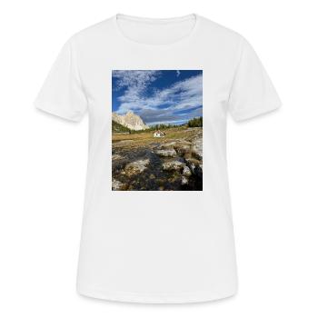 Refuge alpin devant un paysage montagneux - T-shirt respirant Femme - blanc - Devant - AI Model Female 172 dark (172cm)