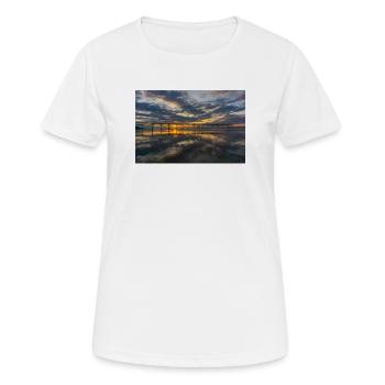 Reflets de la jetée du coucher de soleil - T-shirt respirant Femme - blanc - Devant - AI Model Female 172 dark (172cm)