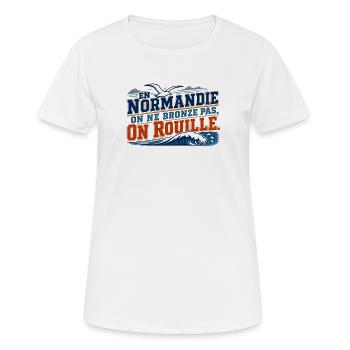 Normandie, on ne bronze pas, on rouille - T-shirt respirant Femme - blanc - Devant - AI Model Female 172 dark (172cm)