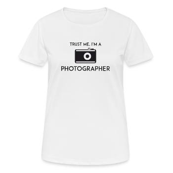 Vertrau mir, ich bin Fotograf - Frauen T-Shirt atmungsaktiv - Weiß - Vorne - AI Model Female 172 dark (172cm)