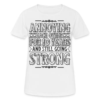 S’ennuyer les uns les autres pour le 10e anniversaire - T-shirt respirant Femme - blanc - Devant - AI Model Female 172 dark (172cm)