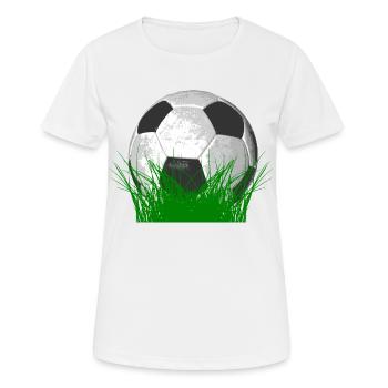 Fußball im Gras - Frauen T-Shirt atmungsaktiv - Weiß - Vorne - AI Model Female 172 dark (172cm)
