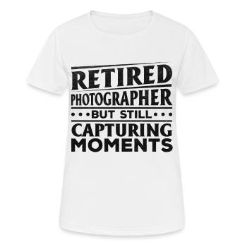 Photographier un photographe à la retraite, - T-shirt respirant Femme - blanc - Devant - AI Model Female 172 dark (172cm)