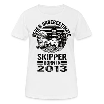 Never Underestimate Skipper né en 2013 - T-shirt respirant Femme - blanc - Devant - AI Model Female 172 dark (172cm)