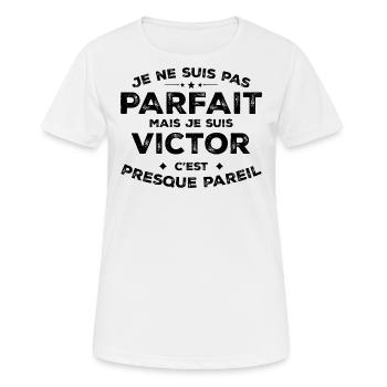 Victor Un Prénom, Une Attitude L’Humour Victor - T-shirt respirant Femme - blanc - Devant - AI Model Female 172 dark (172cm)