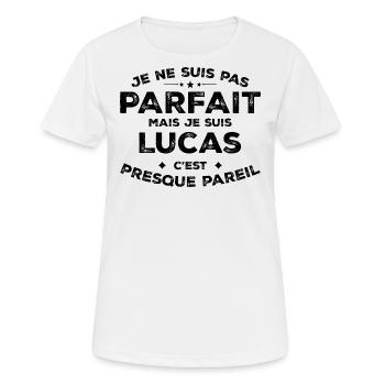 Lucas Un Prénom, Une Attitude L’Humour Lucas - T-shirt respirant Femme - blanc - Devant - AI Model Female 172 dark (172cm)