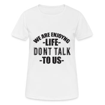 Wochenende mit Freunden in der Gruppe Trinken und - Frauen T-Shirt atmungsaktiv - Weiß - Vorne - AI Model Female 172 dark (172cm)