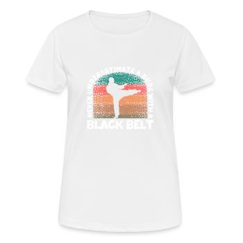 Ne sous-estimez jamais un gars avec un noir - T-shirt respirant Femme - blanc - Devant - AI Model Female 172 dark (172cm)