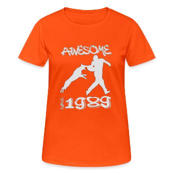 Génial depuis 1989. Agilité, Hundetraining - T-shirt respirant Femme - orange néon - Devant - AI Model Female 172 dark (172cm)