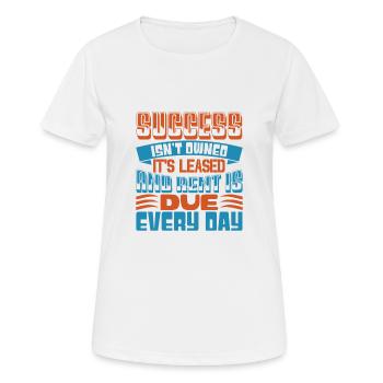 LE SUCCÈS N’EST PAS POSSÉDÉ, IL EST LOUÉ ET LE LOYER EST DÛ - T-shirt respirant Femme - blanc - Devant - AI Model Female 172 dark (172cm)