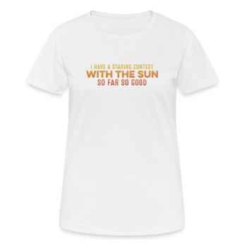 Ich habe einen starrenden Wettbewerb mit der Sonne entspannendes Wortspiel - Frauen T-Shirt atmungsaktiv - Weiß - Vorne - AI Model Female 172 dark (172cm)