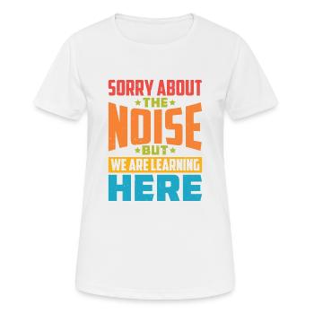 Désolé pour le bruit, mais nous apprenons ici - T-shirt respirant Femme - blanc - Devant - AI Model Female 172 dark (172cm)