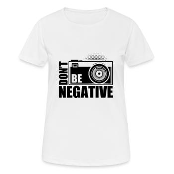 Fotografie - Frauen T-Shirt atmungsaktiv - Weiß - Vorne - AI Model Female 172 dark (172cm)