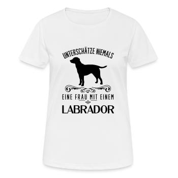 Unterschätze niemals eine Frau mit einem Labrador - Frauen T-Shirt atmungsaktiv - Weiß - Vorne - AI Model Female 172 dark (172cm)