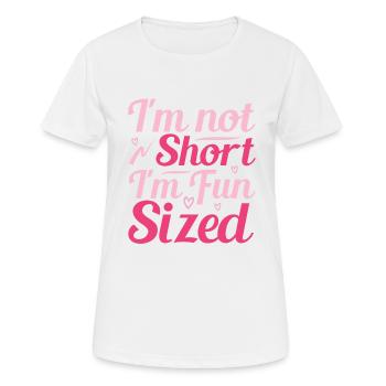 Je ne suis pas petite, je m’amuse en taille - T-shirt respirant Femme - blanc - Devant - AI Model Female 172 dark (172cm)
