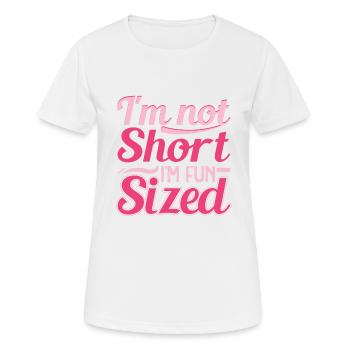 Je ne suis pas petite, je m’amuse en taille - T-shirt respirant Femme - blanc - Devant - AI Model Female 172 dark (172cm)