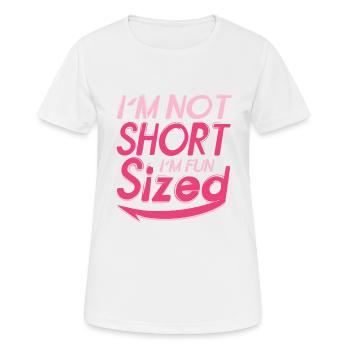 Je ne suis pas petite, je m’amuse en taille - T-shirt respirant Femme - blanc - Devant - AI Model Female 172 dark (172cm)