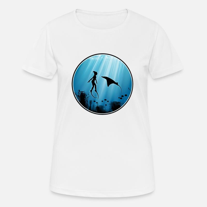 Free divers and manta rays - Women's Breathable T-Shirt - white