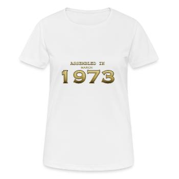 Assemblé en mars 1973 - T-shirt respirant Femme - blanc - Devant - AI Model Female 172 dark (172cm)